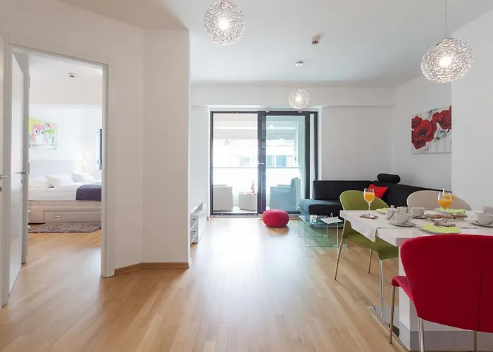 Navigatio With Parking דירה *